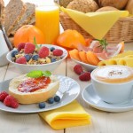 Buntes FrÃ¼hstÃ¼ck mit Cappuccino