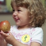 bimba che mangia mela