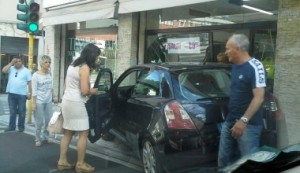 auto dentro la vetrina carrara 12 7 14