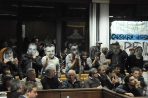 cons com cararra maschere