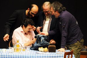 Regia di Enrico Ianniello; nella foto Enrico Ianniello, Giovanni Ludeno, Renato Carpentieri, Tony Laudadio