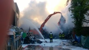 Incendio azienda rifiuti Follo
