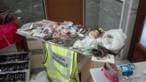 pietrasanta sequestro merce contraffatta 1