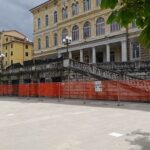 CARRARA-Piazza Gramsci: partiti i lavori di consolidamento e restauro della balconata e delle scalinate