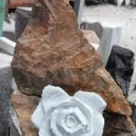 “Una rosa blanca” è il titolo del monumento che Clara Mallegni, ha realizzato in onore di José Martì, patriota e scrittore Cubano, dove viene chiamato “l’Apostolo”