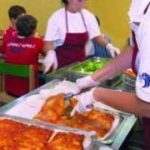 Mense scolastiche, parte la raccolta firme: genitori chiedono il servizio fino all’ultimo giorno di scuola