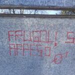 Ancora scritte minacciose sui muri del centro di Massa. Filippo Frugoli nel mirino dei vandali.