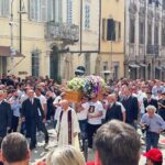 L’ultimo saluto a Giacomo Bongiorni: tremila persone unite nel dolore