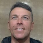 Tragedia nel centro di Massa. Aggredito da un gruppo di giovani, muore a 47 anni davanti al figlio di 11