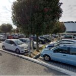 Finge che abbia perso delle banconote e gli ruba il borsello: anziano truffato nel parcheggio  Esselunga di Turigliano