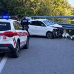 Perde il controllo della Lancia Ypsilon e finisce contro il guard rail: 89enne in ospedale