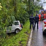 Esce di strada sulla SS63 del Cerreto, novantenne finisce in un poggio