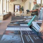 LIBROPOLIS COMPIE DIECI ANNI. DAL 2 AL 4 OTTOBRE 2026 NEL COMPLESSO DI SANT’AGOSTINO DI PIETRASANTA TRE GIORNI DI LIBRI, DUELLI, PROCESSI, POESIA, MUSICA, FILOSOFIA, GEOPOLITICA E INCURSIONI NEL PRESENTE